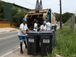 Garis da Comcap recolhendo lixo em Florianópolis