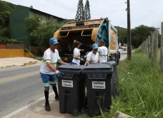 Garis da Comcap recolhendo lixo em Florianópolis