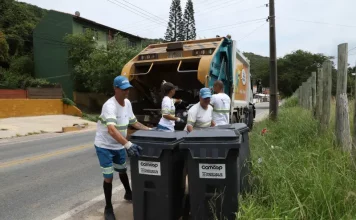 Garis da Comcap recolhendo lixo em Florianópolis