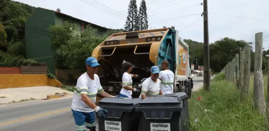 Florianópolis abre 300 vagas temporárias para gari e motorista na Comcap com salários de até R$ 3.628 Garis da Comcap recolhendo lixo em Florianópolis