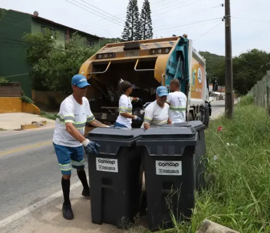Florianópolis abre 300 vagas temporárias para gari e motorista na Comcap com salários de até R$ 3.628 Garis da Comcap recolhendo lixo em Florianópolis
