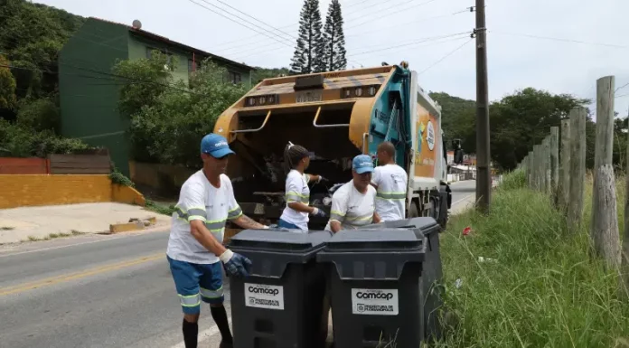Garis da Comcap recolhendo lixo em Florianópolis