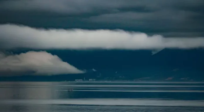 El Niño deve trazer chuva acima da média para SC na primavera, aponta Fórum Climático Foto do mar sob céu carregado de nuvens escuras e tempestade, com montanhas ao fundo, ilustrando a previsão do Fórum Climático de chuva acima da média e maior frequência de tempestades severas em Santa Catarina.