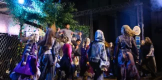 Elenco do Musical “Cada Um” em apresentação