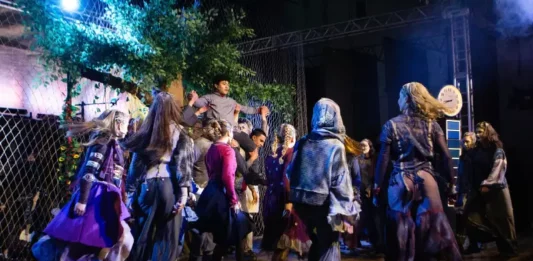 Elenco do Musical “Cada Um” em apresentação
