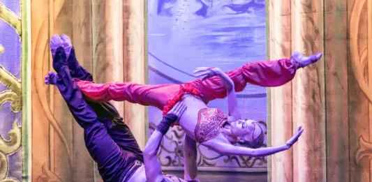 bailarina Oksana Bondareva em apresentação no espetáculo gala concert