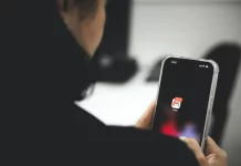 Prefeitura de São José alerta para golpes com falsos boletos e mensagens sobre alvarás Pessoa mechendo no celular indicando o golpe de falsos boletos na prefeitura de São José