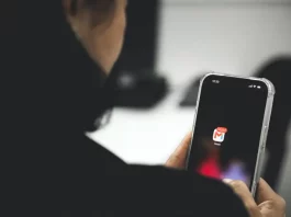 Prefeitura de São José alerta para golpes com falsos boletos e mensagens sobre alvarás Pessoa mechendo no celular indicando o golpe de falsos boletos na prefeitura de São José