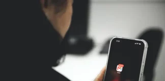 Pessoa mechendo no celular indicando o golpe de falsos boletos na prefeitura de São José