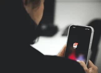 Prefeitura de São José alerta para golpes com falsos boletos e mensagens sobre alvarás Pessoa mechendo no celular indicando o golpe de falsos boletos na prefeitura de São José