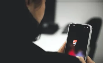 Prefeitura de São José alerta para golpes com falsos boletos e mensagens sobre alvarás Pessoa mechendo no celular indicando o golpe de falsos boletos na prefeitura de São José