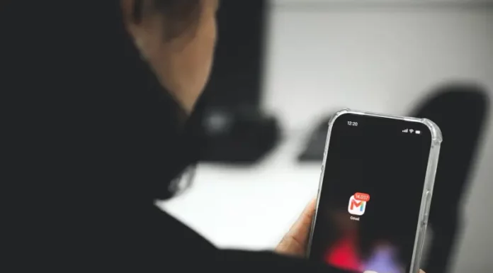 Pessoa mechendo no celular indicando o golpe de falsos boletos na prefeitura de São José