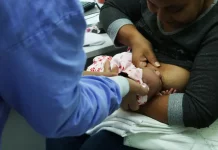São José promove curso de amamentação nesta sexta-feira durante o Agosto Dourado Foto de mãe amamentando criança com auxilio de enfermeira, simbolizando o curso de amamentação dutrante agosto dourado