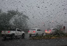 Chuva no parabrisa de um carro indicando temporais em Santa Catarina