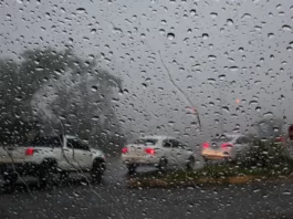 Temporais avançam por SC e chuva ganha força entre domingo e segunda-feira Chuva no parabrisa de um carro indicando temporais em Santa Catarina