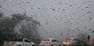 Chuva no parabrisa de um carro indicando temporais em Santa Catarina