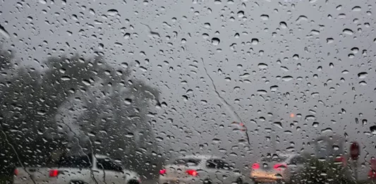 Temporais avançam por SC e chuva ganha força entre domingo e segunda-feira Chuva no parabrisa de um carro indicando temporais em Santa Catarina