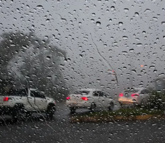 Temporais avançam por SC e chuva ganha força entre domingo e segunda-feira Chuva no parabrisa de um carro indicando temporais em Santa Catarina