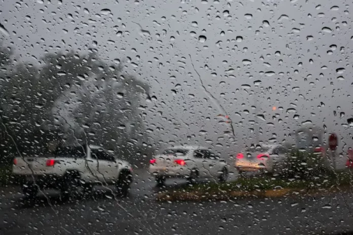 temporais Chuva no parabrisa de um carro indicando temporais em Santa Catarina