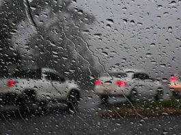 Alerta laranja: chuva pode chegar a 120 mm em algumas regiões de SC Foto do parabrisa de um carro com chuva, no lado de fora outros veículos circulando na rodovia sob chuva intensa, simbolizando o alerta laranja em Santa Catarina