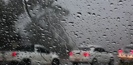 Alerta laranja: chuva pode chegar a 120 mm em algumas regiões de SC Foto do parabrisa de um carro com chuva, no lado de fora outros veículos circulando na rodovia sob chuva intensa, simbolizando o alerta laranja em Santa Catarina