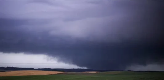 Defesa Civil de Santa Catarina avalia possível tornado em Campo Erê