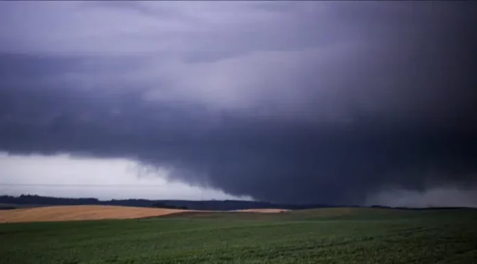 Defesa Civil de Santa Catarina avalia possível tornado em Campo Erê