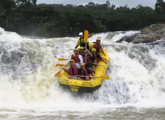 Turismo de aventura será tema de encontro em Santo Amaro da Imperatriz Grupo de pessoas pratica rafting em um rio de águas agitadas, descendo uma forte corredeira em meio à natureza, para ilustrar uma atividade de turismo de aventura.