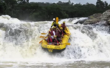 Turismo de aventura será tema de encontro em Santo Amaro da Imperatriz Grupo de pessoas pratica rafting em um rio de águas agitadas, descendo uma forte corredeira em meio à natureza, para ilustrar uma atividade de turismo de aventura.