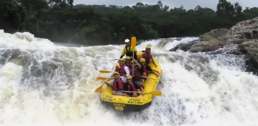 Turismo de aventura será tema de encontro em Santo Amaro da Imperatriz Grupo de pessoas pratica rafting em um rio de águas agitadas, descendo uma forte corredeira em meio à natureza, para ilustrar uma atividade de turismo de aventura.