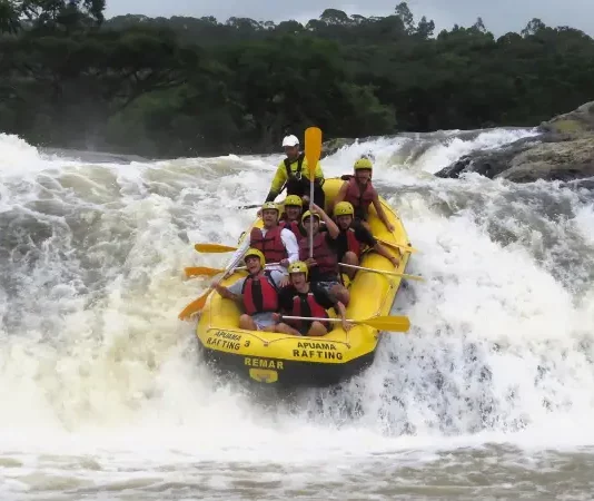 Turismo de aventura será tema de encontro em Santo Amaro da Imperatriz Grupo de pessoas pratica rafting em um rio de águas agitadas, descendo uma forte corredeira em meio à natureza, para ilustrar uma atividade de turismo de aventura.