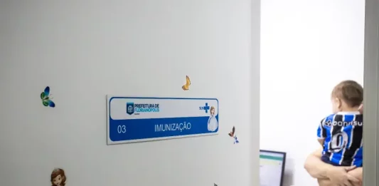 Florianópolis convoca população para vacinação contra mais de 20 doenças Foto de sala de vacinação em unidade de saúde de Florianópolis