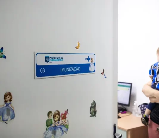 Foto de sala de vacinação em unidade de saúde de Florianópolis