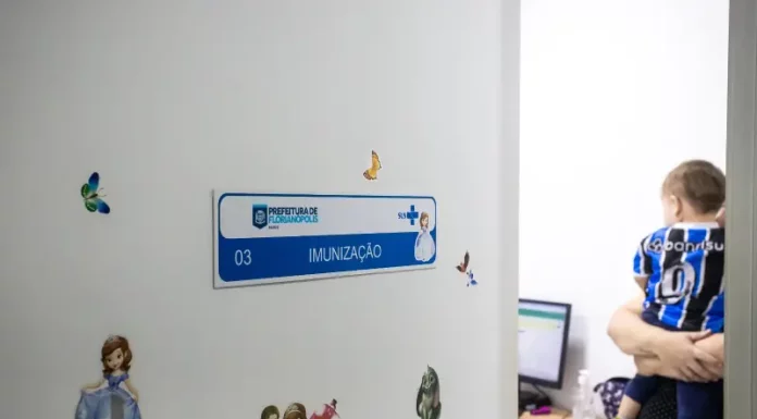 Florianópolis convoca população para vacinação contra mais de 20 doenças Foto de sala de vacinação em unidade de saúde de Florianópolis