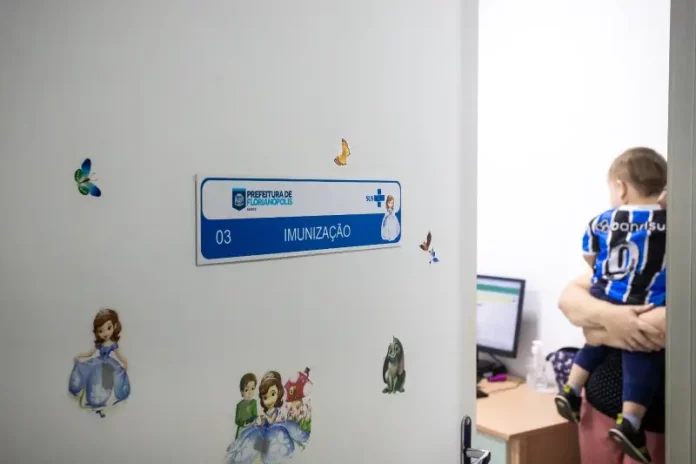 Foto de sala de vacinação em unidade de saúde de Florianópolis