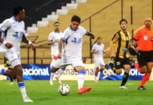 Jogador do Avaí disputa a bola durante partida contra o Novorizontino pela Série B do Campeonato Brasileiro.
