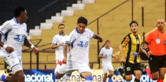Jogador do Avaí disputa a bola durante partida contra o Novorizontino pela Série B do Campeonato Brasileiro.