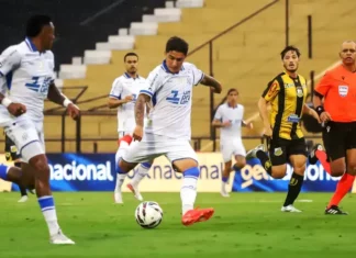 No futebol e na política, cada dia uma surpresa Jogador do Avaí disputa a bola durante partida contra o Novorizontino pela Série B do Campeonato Brasileiro.