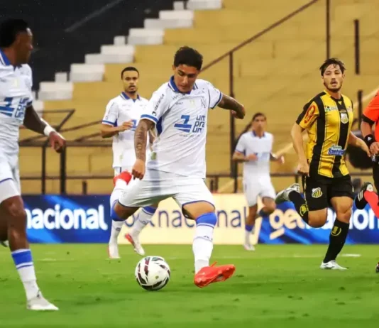 No futebol e na política, cada dia uma surpresa Jogador do Avaí disputa a bola durante partida contra o Novorizontino pela Série B do Campeonato Brasileiro.