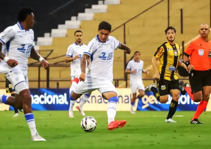 Jogador do Avaí disputa a bola durante partida contra o Novorizontino pela Série B do Campeonato Brasileiro.