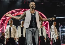 Alexandre Pires durante apresentação musical; cantor é a primeira atração confirmada da Fenaostra 2026, em Florianópolis.