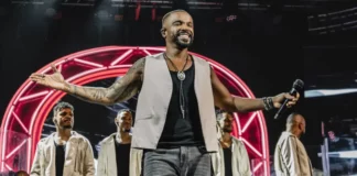 Alexandre Pires durante apresentação musical; cantor é a primeira atração confirmada da Fenaostra 2026, em Florianópolis.