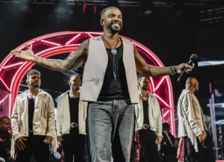 Alexandre Pires durante apresentação musical; cantor é a primeira atração confirmada da Fenaostra 2026, em Florianópolis.
