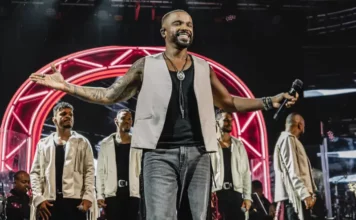 Alexandre Pires durante apresentação musical; cantor é a primeira atração confirmada da Fenaostra 2026, em Florianópolis.