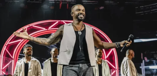 Alexandre Pires durante apresentação musical; cantor é a primeira atração confirmada da Fenaostra 2026, em Florianópolis.