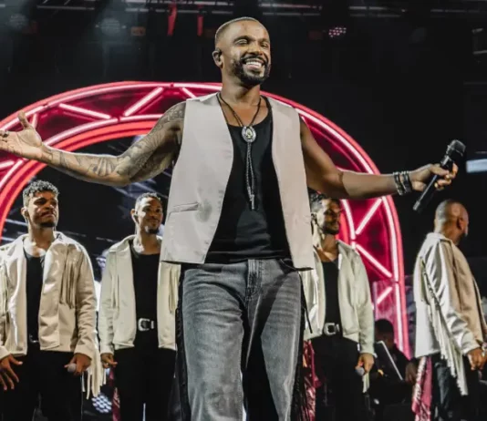 Alexandre Pires é a primeira atração musical confirmada da Fenaostra 2026 Alexandre Pires durante apresentação musical; cantor é a primeira atração confirmada da Fenaostra 2026, em Florianópolis.