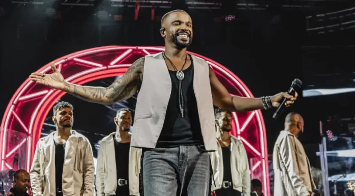 Alexandre Pires é a primeira atração musical confirmada da Fenaostra 2026 Alexandre Pires durante apresentação musical; cantor é a primeira atração confirmada da Fenaostra 2026, em Florianópolis.