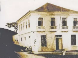 Registros antigos guardados no Arquivo Histórico revelam como São José mudou Foto antiga do prédio do Arquivo Histórico de São José ilustra a preservação da memória e das transformações da cidade ao longo do tempo.
