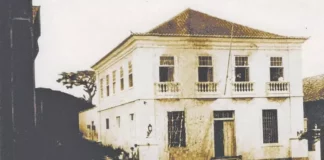 Foto antiga do prédio do Arquivo Histórico de São José ilustra a preservação da memória e das transformações da cidade ao longo do tempo.