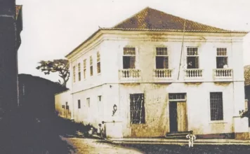 Registros antigos guardados no Arquivo Histórico revelam como São José mudou Foto antiga do prédio do Arquivo Histórico de São José ilustra a preservação da memória e das transformações da cidade ao longo do tempo.